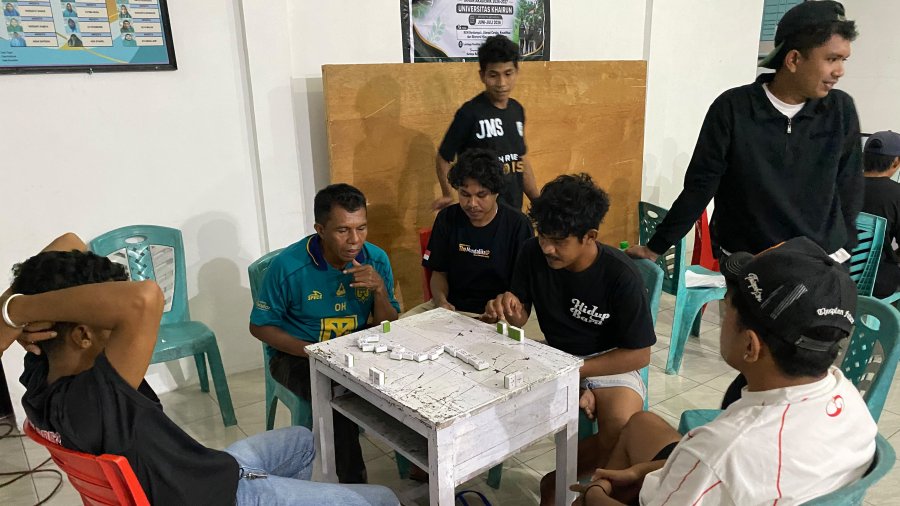 Mahasiswa KKN Unkhair dan Pemuda Tambula Gelar Turnamen Domino, Pererat Silaturahmi Lintas Generasi
