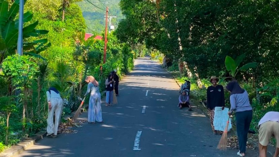Mahasiswa KKN Unkhair dan Pemuda Tambula Bangun Budaya Gotong Royong Lewat Bakti Sosial